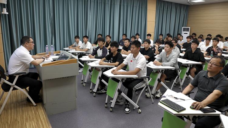 培根铸魂  启智润心 铸牢中华民族共同体意识——党委书记高向辉为学生讲授形势与政策教育课